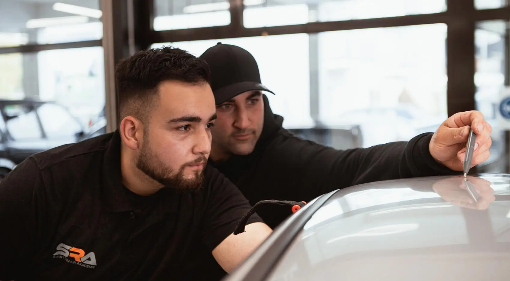 Smart Repair Techniker bei der Arbeit in der Werkstatt in Dortmund